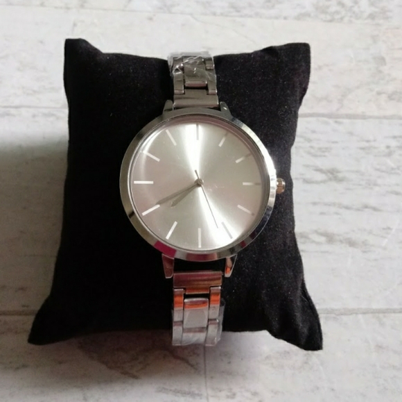 NEW WOMAN'S STAINLESS STEEL WATCH - Picture 1 of 5